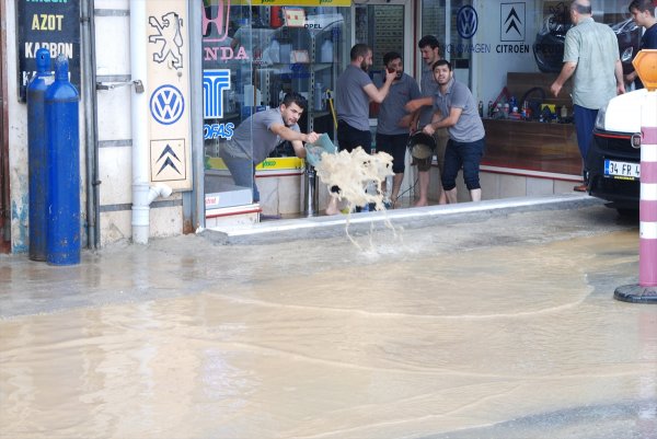 İstanbul'da sağanak: Yollar göle döndü, metrobüs alt geçidini su bastı - Resim : 1