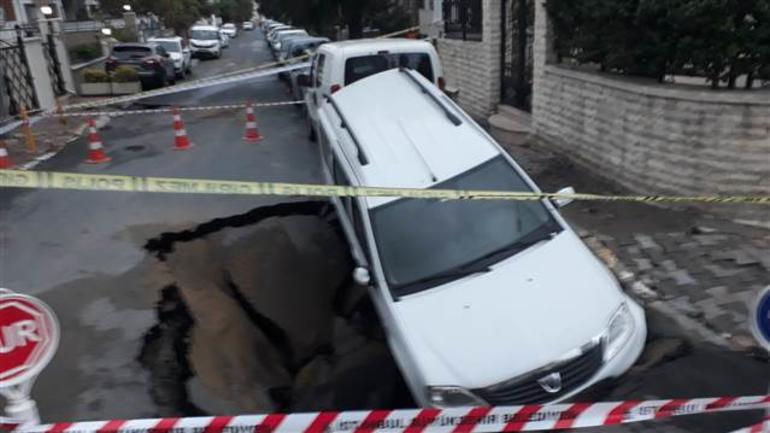 İstanbul'da yol çöktü, otomobil çukura düştü - Resim : 1