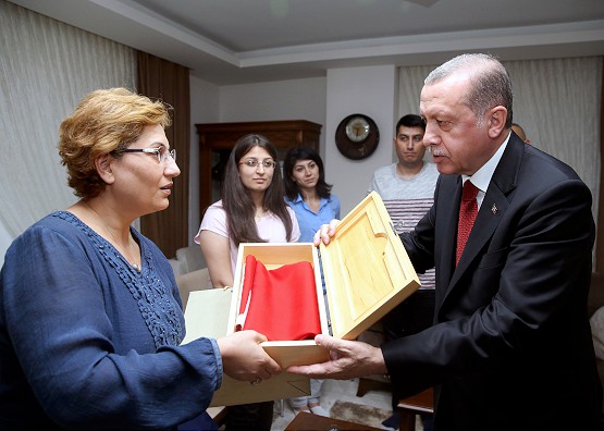 Cumhurbaşkanı Erdoğan şehit evinde iftar yaptı - Resim : 1