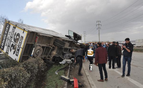 Bursa'da korkunç kaza ! Karşı şeritte kamyonetle çarpıştı - Resim : 2