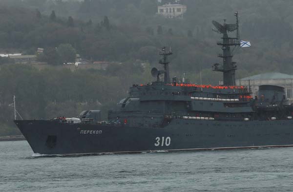 Rus savaş gemisi İstanbul Boğazı'ndan böyle geçti - Resim : 2