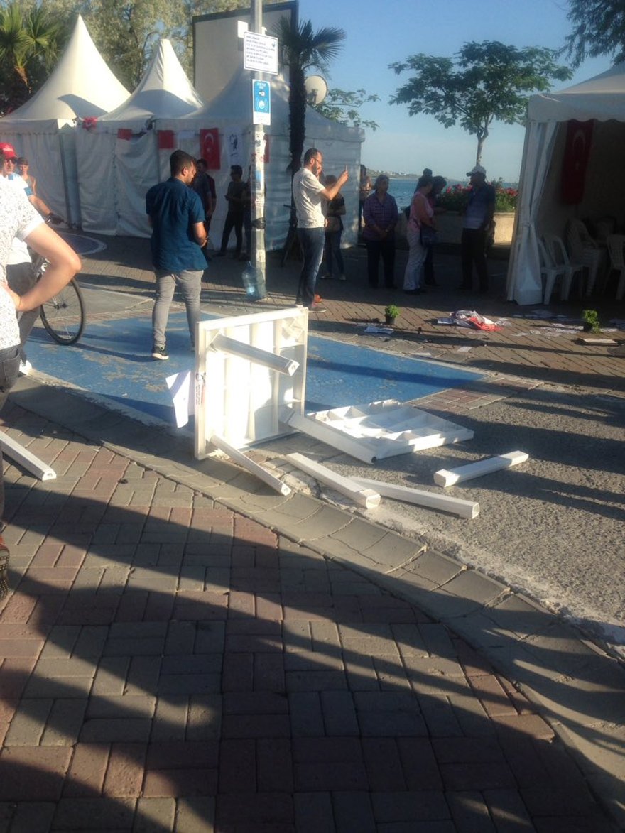 CHP'nin seçim çadırına saldırı ! - Resim : 1