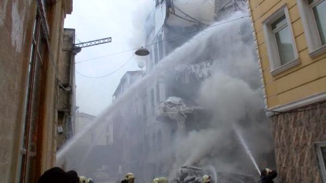İstanbul'da 4 katlı metruk bina küle döndü - Resim : 2