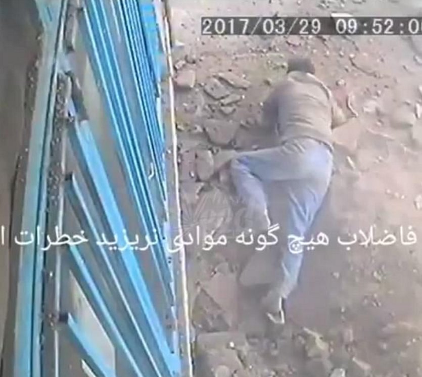 Sigara izmaritini çukura atan adam böyle havaya uçtu ! - Resim : 1