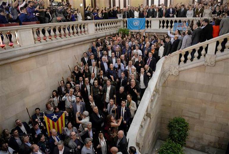 Katalonya parlamentosu tek taraflı bağımsızlık ilan etti - Resim : 1