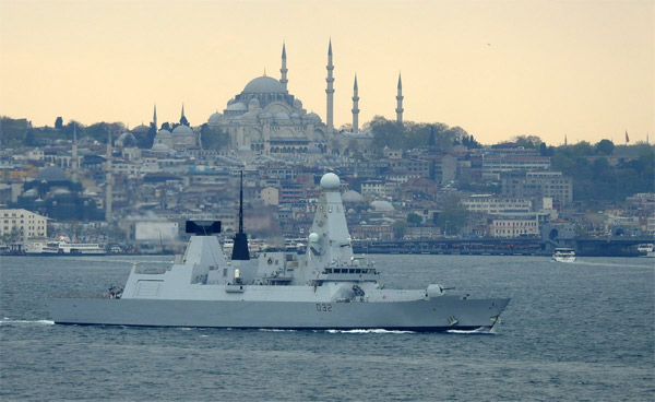 İngiliz destroyeri İstanbul Boğazı'ndan geçti - Resim : 2