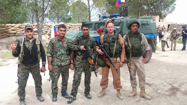 Rus askerler YPG'lilerle kol kola ! - Resim : 1