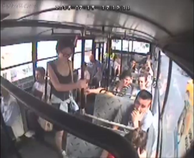 Mini etekli yolcuya tepki gösterdi otobüsü karakola çektirdi - Resim : 2