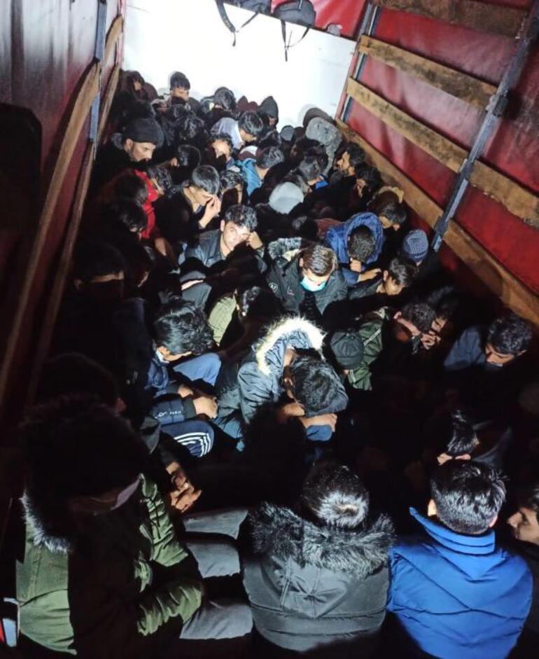 Kamyonetin kasasından 61 göçmen çıktı - Resim : 1