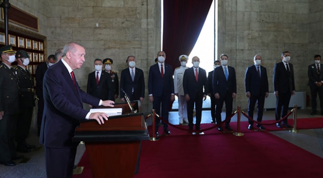 Erdoğan ve YAŞ üyeleri Anıtkabir'e çıktı - Resim : 2