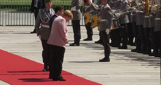 Almanya Başbakanı Merkel yine titredi - Resim : 2