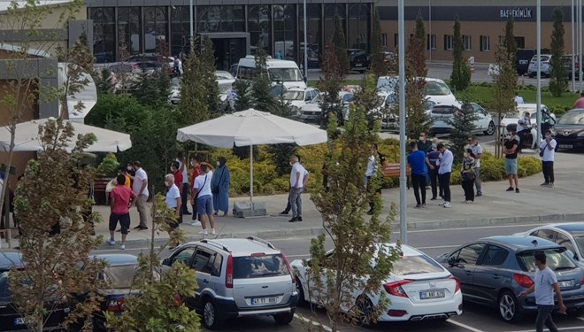 İstanbul'da pandemi hastanesinin önünde koronavirüs test kuyruğu! - Resim : 1