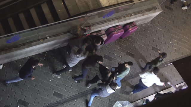 Taksim Meydanı'nda iki grup birbirine girdi - Resim : 1