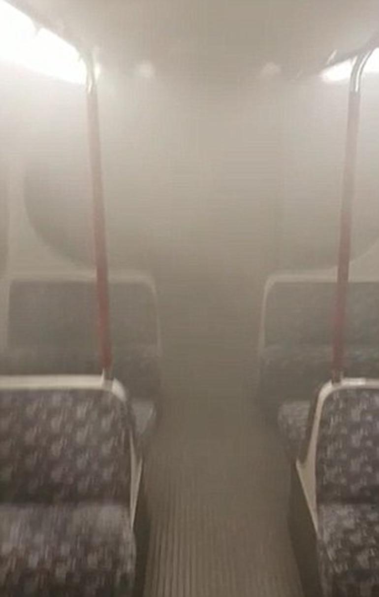 Londra metrosunda panik anları ! Gözü gözü görmedi - Resim : 1