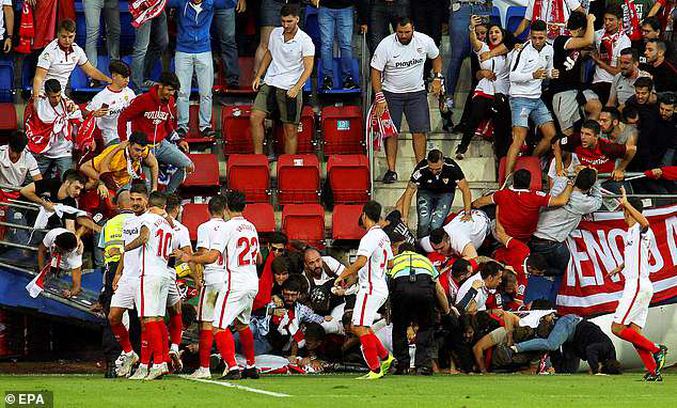Sevilla maçında tribün çöktü: 8 yaralı - Resim : 1