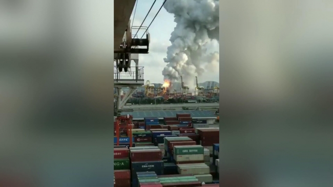 Kargo gemisi yandı: 130 kişi hastaneye kaldırıldı - Resim : 1