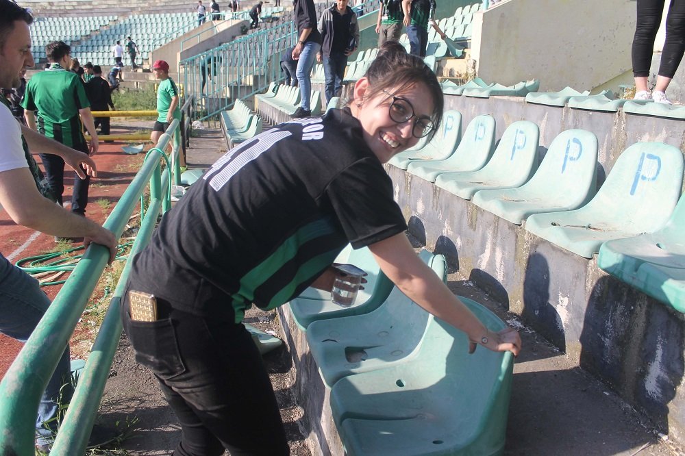 Kocaelispor'un stadında hatıra kapma yarışı ! - Resim : 2