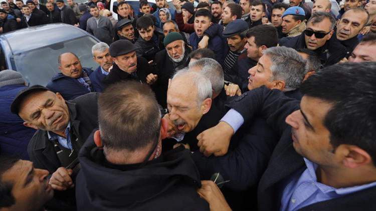 CHP lideri Kemal Kılıçdaroğlu'na saldırı ! - Resim : 1