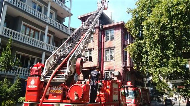 Beşiktaş'ta tarihi binada korkutan yangın - Resim : 1