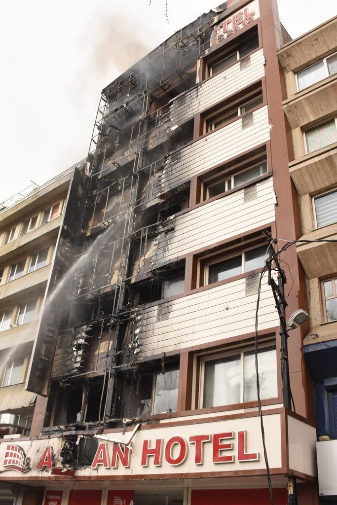 İzmir'de otelde yangın dehşeti ! Pencereden böyle atladı - Resim : 2