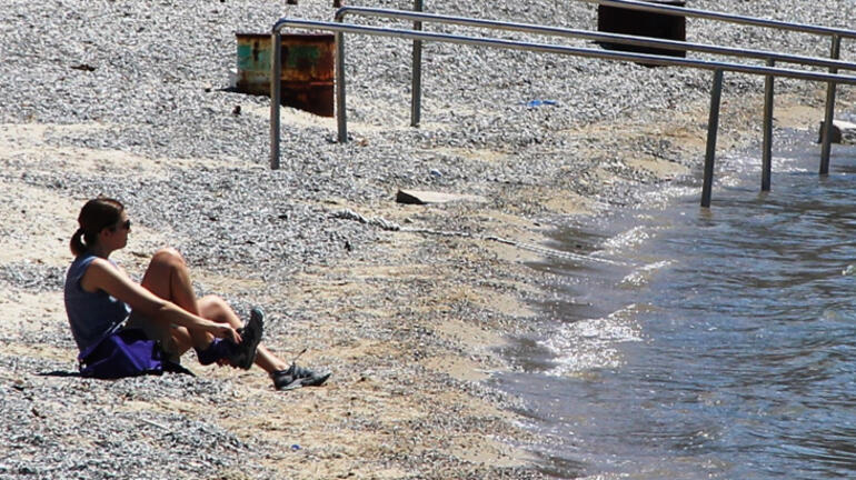 Bodrum'da sahilde sere serpe güneşlenirken yakalandı - Resim : 1