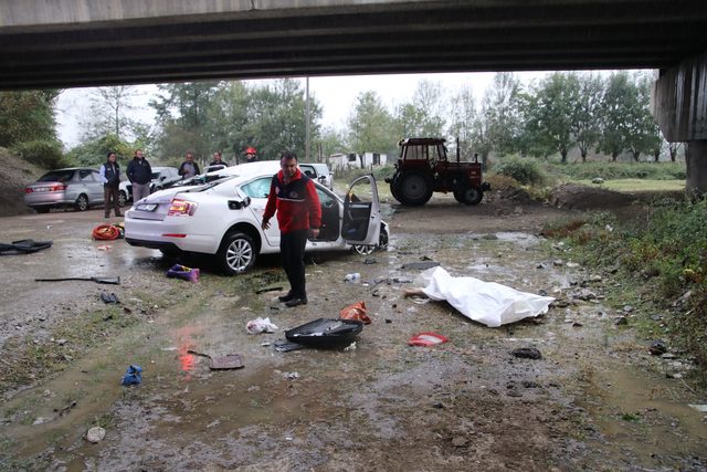 Düzce'de otomobil köprüden uçtu: 2 ölü, 2 yaralı - Resim : 1