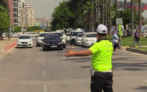Adana'da yayaya öncelik vermeyen sürücüye ilginç ceza ! - Resim : 1